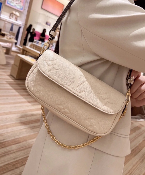 [루이비통] WOC 사첼백 WALLET ON CHAIN IVY
