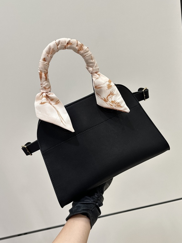 [더로우] 마고백 10 THE ROW Margaux bag 10 (새들 가죽)