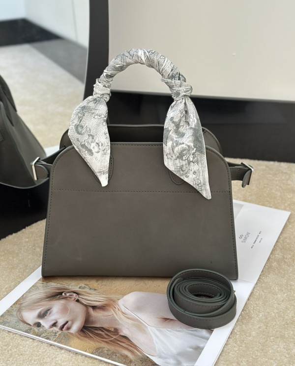 [더로우] 마고백 10 THE ROW Margaux bag 10 (새들 가죽)