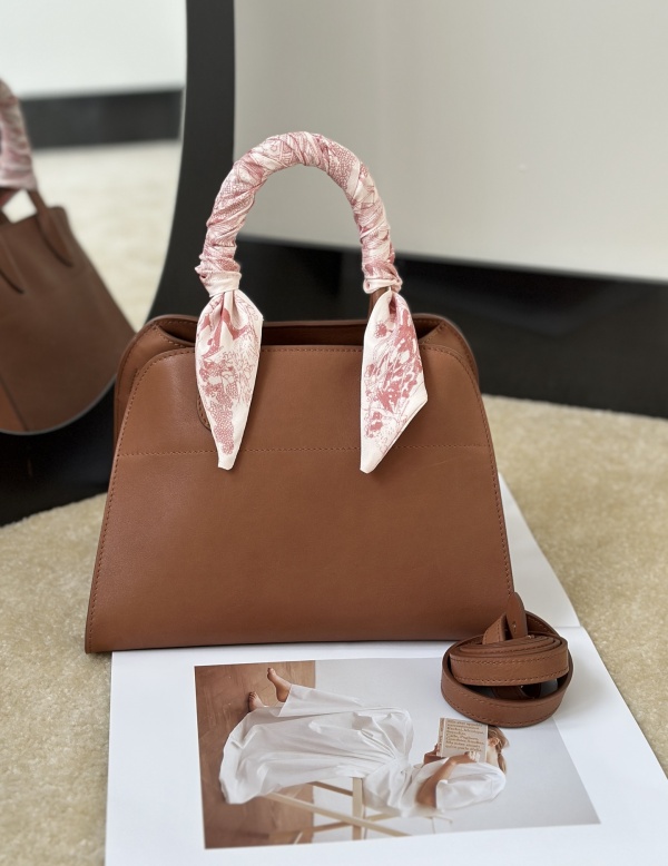 [더로우] 마고백 10 THE ROW Margaux bag 10 (새들 가죽)