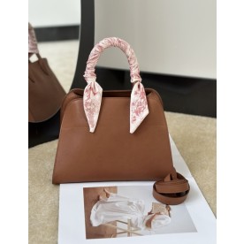 [더로우] 마고백 10 THE ROW Margaux bag 10 (새들 가죽)